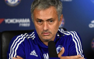 Jose Mourinho bị đẩy khỏi xe bus của Chelsea