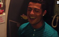 Video: CR7 khoe giọng cực hay trên máy bay