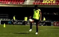 Video: Ronaldinho cực đỉnh với thử thách đá trúng xà ngang