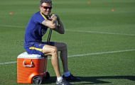 HLV Enrique ôm thùng đá xem Neymar, Suarez mài vũ khí