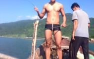 Hoàng Quý Phước khoe thân hình 'chuẩn men' trên biển
