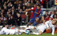 Video: Ronaldinho từng hành hạ hàng thủ Real Madrid ra sao?