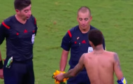 Video: Trọng tài 'sỉ nhục' Neymar khi không thèm nhận áo đấu