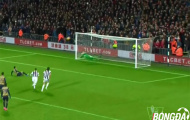 Video: Wenger thẫn thờ với tình huống trượt chân của Cazorla