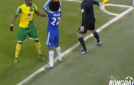 Video: Ném bóng vào mặt đối thủ, Willian nhận thẻ vàng