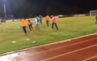Video: CĐV Thái Lan truy sát trọng tài như phim hành động