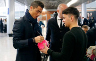 Đổ bộ xuống Ukraina, Cristiano Ronaldo mỏi tay ký tặng NHM