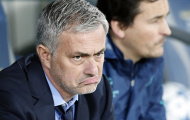 Thầy trò Mourinho cự cãi trên sân