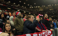 Fan Man Utd 'thắp đèn' tưởng nhớ huyền thoại