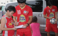 Đội bóng của Công Phượng làm từ thiện trước trận chung kết U21 Quốc tế 2015