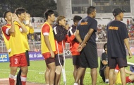 Cầu thủ U21 Singapore chống nạng ăn mừng cùng đồng đội