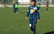Tuấn Anh xỏ giày ra sân cùng đồng đội tại Yokohama FC