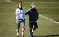 HLV Rafael Benitez 'dỗ dành' Cristiano Ronaldo trên sân tập
