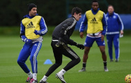 Costa cười hết cỡ trên sân tập sau khi ném áo vào HLV Mourinho