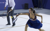 Nadal chơi quần vợt 'thoát y' bên siêu mẫu rực lửa