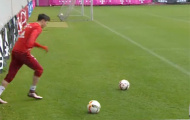 Video: Lewandowski ghi bàn ở góc hẹp không tưởng
