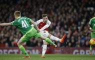 Ramsey, Oezil tỏa sáng giúp Arsenal vượt qua khủng hoảng