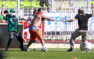 Video: Kinh hoàng cảnh đánh nhau bằng gậy, gạch đá của Hooligan Nam Mỹ
