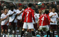 Video: CR7 chăm chú học Owen Hargreaves cách đá phạt