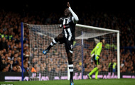 Video: Đường cong tuyệt hảo từ đôi chân Papiss Cisse vs Chelsea