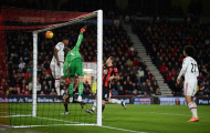 Sốc: De Gea bị đánh bại từ... quả phạt góc