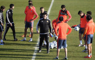 Gary Neville dùng chiêu độc để nói chuyện với các học trò