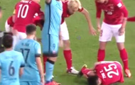 Video: Nóng! Cầu thủ của Guangzhou bị gãy gập chân sau khi va chạm với Dani Alves