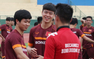 Công Phượng cười tít mắt, bắt tay Công Vinh trên sân tập