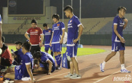 Bác sỹ vất vả chườm đá cho nửa đội hình lành lặn của U23 Việt Nam