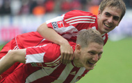 Lahm quay video Giáng Sinh chọc ghẹo Schweinsteiger