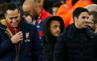 Bị Wenger cấm cửa, Sanchez vui đùa cùng chó cưng