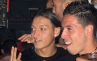 Nasri bị Oezil 'lơ' trong đường hầm