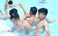 U23 Việt Nam khoe body ở hồ bơi