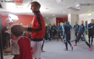 Video: Hành động mất vệ sinh của Mertesacker với fan nhí Arsenal
