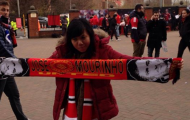 Sốc: CĐV Man United sắm khăn choàng ủng hộ Mourinho