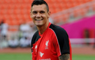 Dejan Lovren bị 'chơi xỏ' trong đường hầm bởi một nhóc tỳ