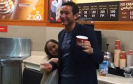 Lampard trổ tài... bắt kem siêu dính tại Dubai