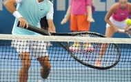 Federer chật vật thi đấu cùng chiếc vợt khổng lồ