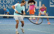 Federer gây choáng khi thi đấu bằng chiếc vợt khổng lồ