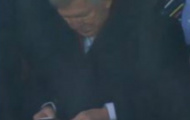 Xem M.U chán quá, Sir Alex ngồi chơi điện thoại
