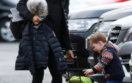 Quý tử nhà Rooney ăn vạ mẹ trên phố