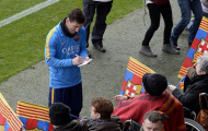 Đang tập, Messi tranh thủ ký tặng CĐV kém may mắn