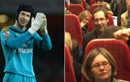 Petr Cech giản dị, gần gũi với NHM trên tàu điện ngầm