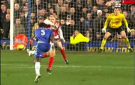 Video: Cú sút khó tin của Michael Essien vs Arsenal