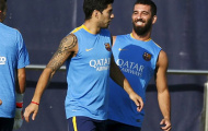 Suarez 'xanh mặt' vì Turan tắc bóng quá sung