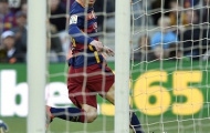 Messi lập hat-trick đầu tiên ở mùa này, Barca lấy lại ngôi đầu