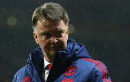 Bị CĐV 'ném đá', Van Gaal phản ứng như thế nào