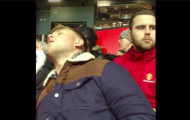 Fan Man Utd ngủ gục trên khán đài trong trận đấu Sheffield