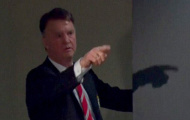 Van Gaal chỉ tay gọi nhà báo là thằng béo!
