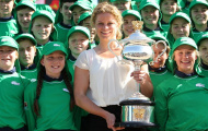 Kim Clijsters rạng rỡ bên dàn 'chuyên gia' nhặt bóng tại Australian Open
